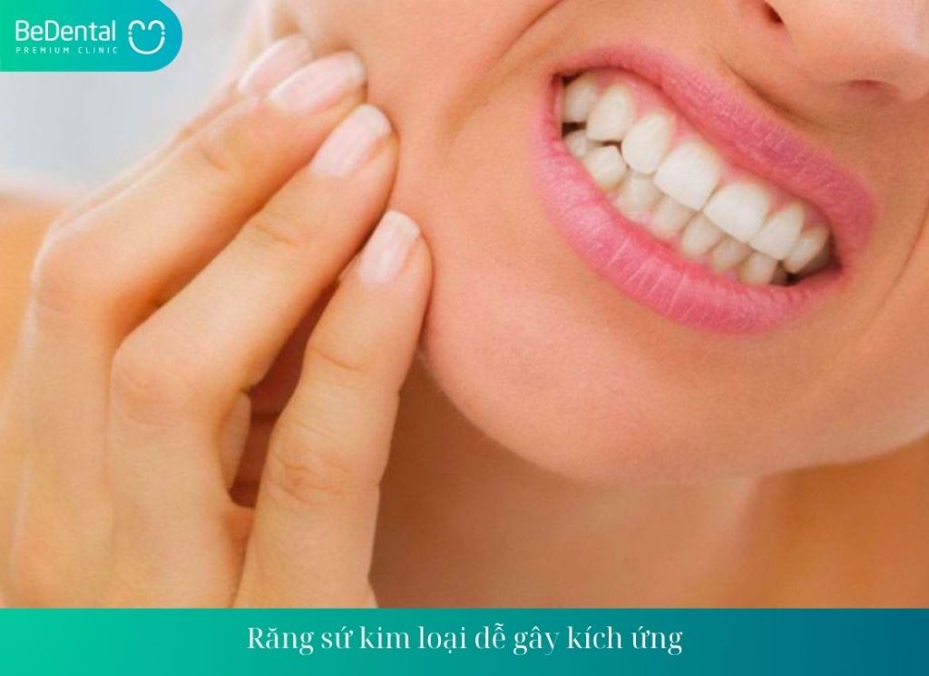 Răng sứ kim loại dễ gây kích ứng