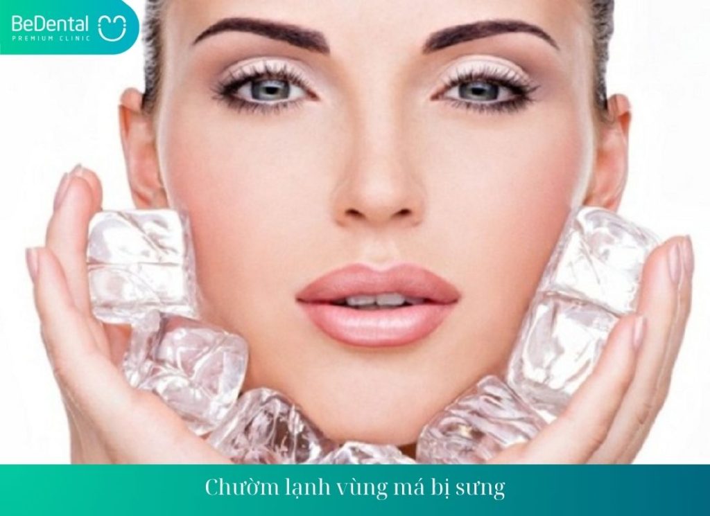 Chườm lạnh vùng má bị sưng