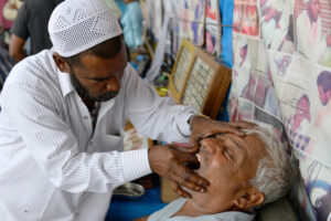 Các "nha sĩ bất đắc dĩ" nhổ răng trên đường phố Ấn Độ