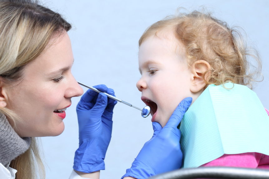 Khi nào cần đưa trẻ chậm mọc răng đi thăm khám