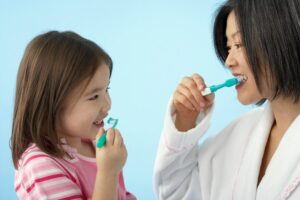 vệ sinh răng cho bé tránh tình trạng sâu răng
