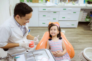 nên đưa bé đi đến nha sĩ thường xuyên để kiểm tra tình trạng răng miệng