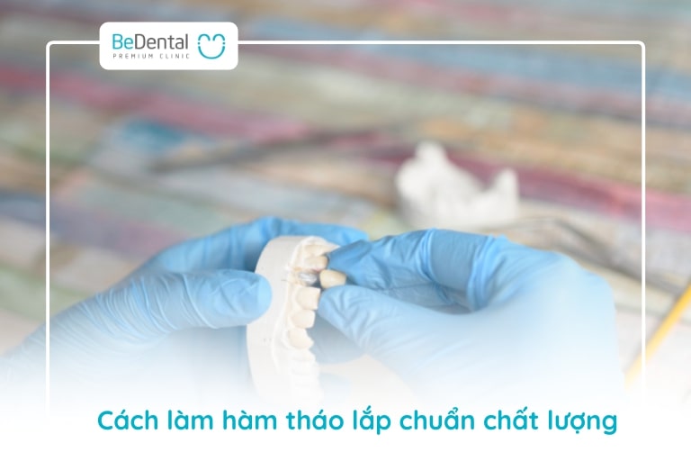 Quy trình làm hàm tháo lắp chuẩn đó là khám tổng quát, lấy dấu hàm, vệ sinh răng miệng và đeo hàm giả