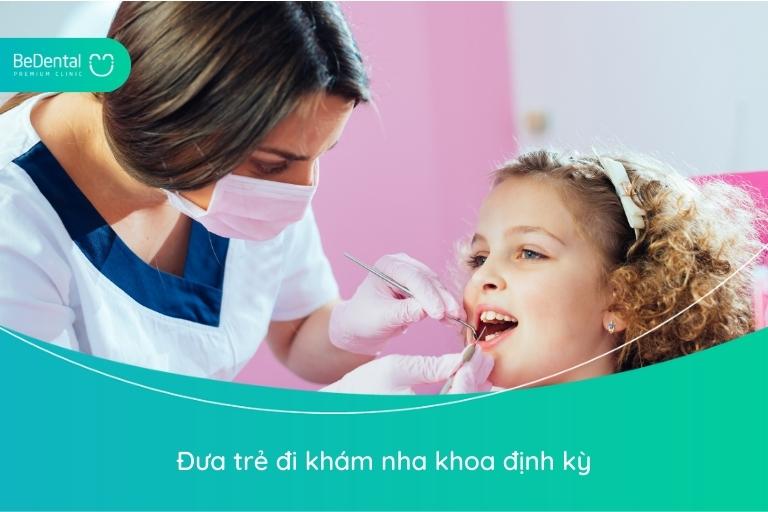 Nên đưa trẻ đi thăm khám răng định kỳ để phát hiện sớm các vấn đề răng miệng