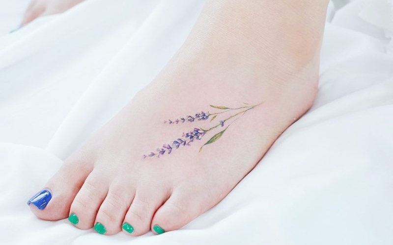 Hình xăm nhành hoa duyên dáng và đầy tinh tế làm tôn lên vẻ đẹp đôi bàn chân người phụ nữ