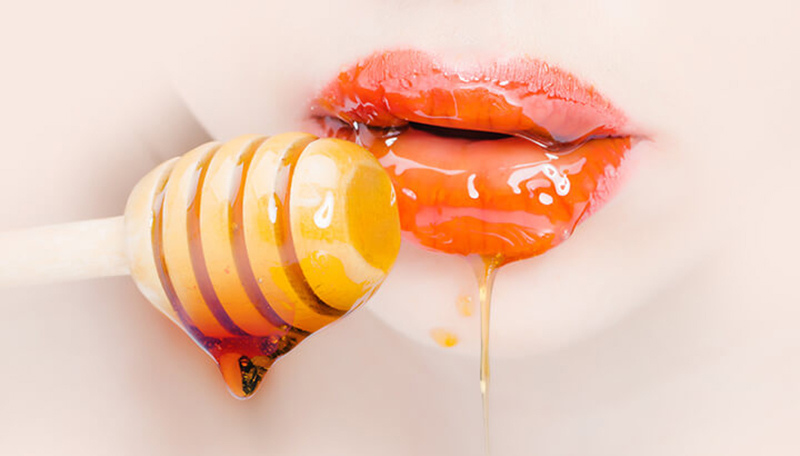 Thoa mật ong lên môi