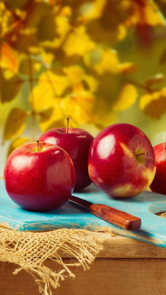 How many calories does an apple contain? How many apples should you eat a day? Is it okay to eat too many apples a day?