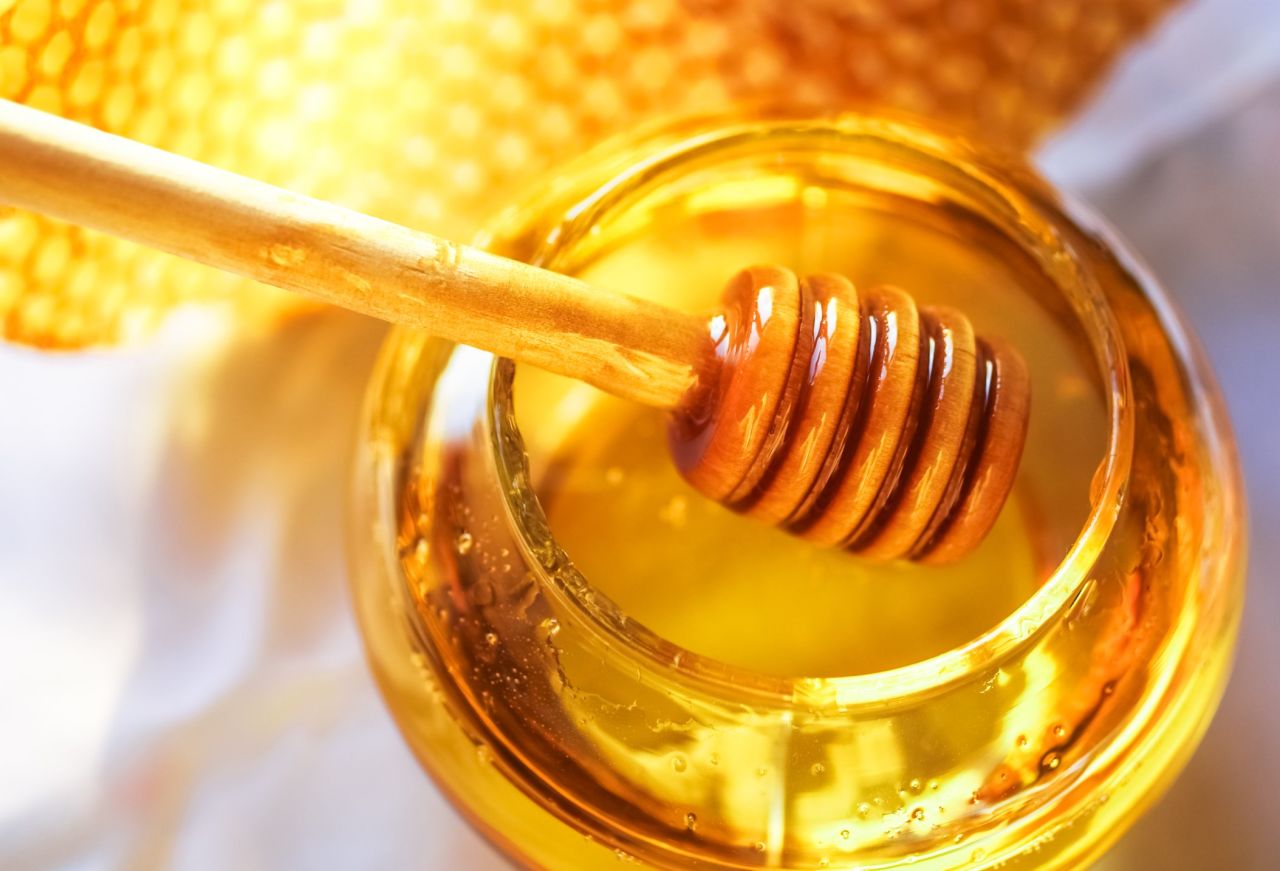 Vệ sinh lưỡi bằng mật ong
