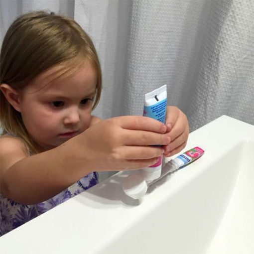 Kem chải răng Orajel Training Toothpaste giúp trẻ làm quen với việc chải răng