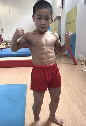 Bé Chen Yi 7 tuổi gây sốt mạng xã hội Trung Quốc khi khoe những cú lộn người ngoạn mục và thể hình 8 múi ấn tượng