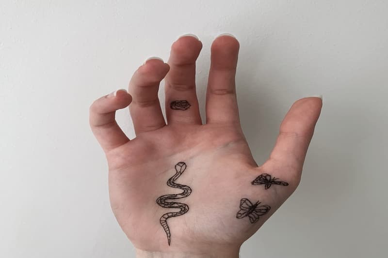 Con rắn nhỏ được xăm trong trái tim bàn tay