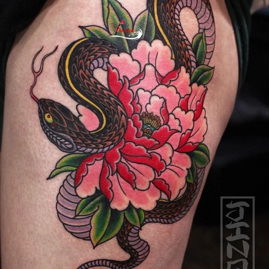 Hình xăm con cái rắn đầu rắn mặt hoa kiểu mẫu đơn bên trên bắp tay