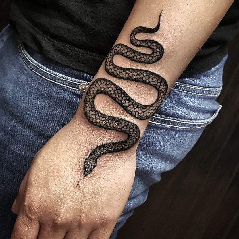 Hình xăm con rắn ở tay thích hợp cho nhiều độ tuổi khác nhau