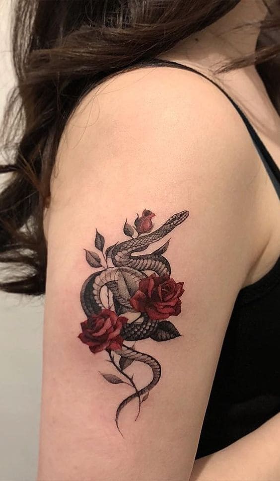Hình xăm con rắn và hoa hồng ở tay
