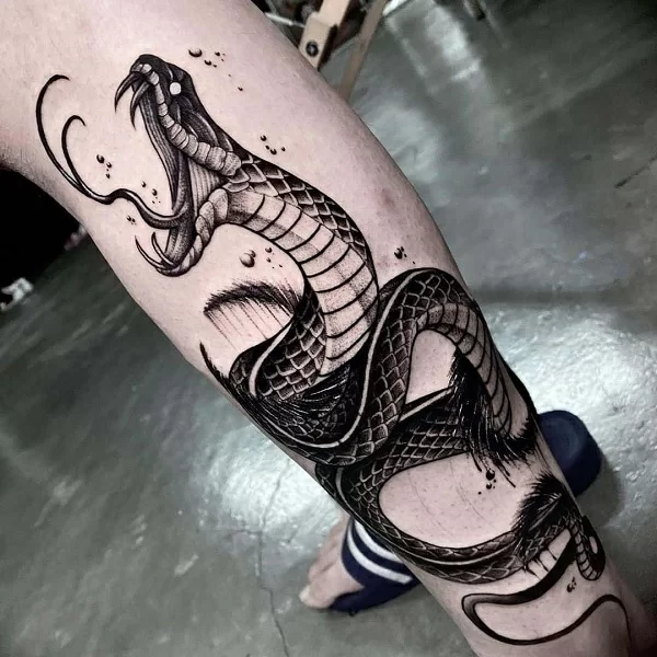 Hình xăm rắn hóa thành rồng xinh xẻo bên trên chân