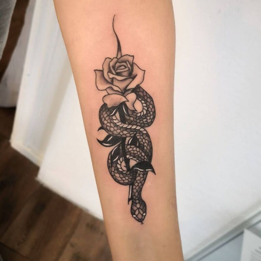 Hình xăm con rắn và hoa hồng trên cánh tay