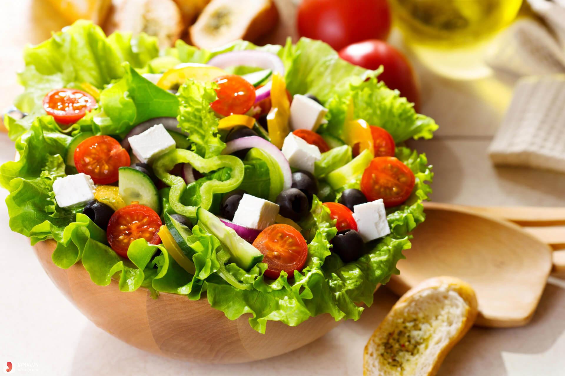 Salad rau nhỏ cho bữa sáng của ngày thứ 4 theo chế độ ăn Low Carb