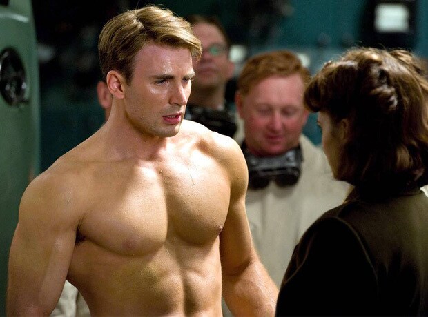 Nam diễn viên Chris Evans trong phim bom tấm “Captain America” khoe cơ thể khoẻ mạnh, lực lưỡng