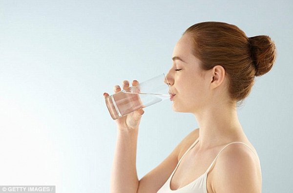 Bạn nên uống đủ nước mỗi ngày