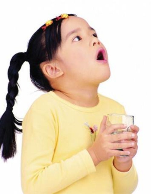 Trẻ em nên dùng nước súc miệng riêng