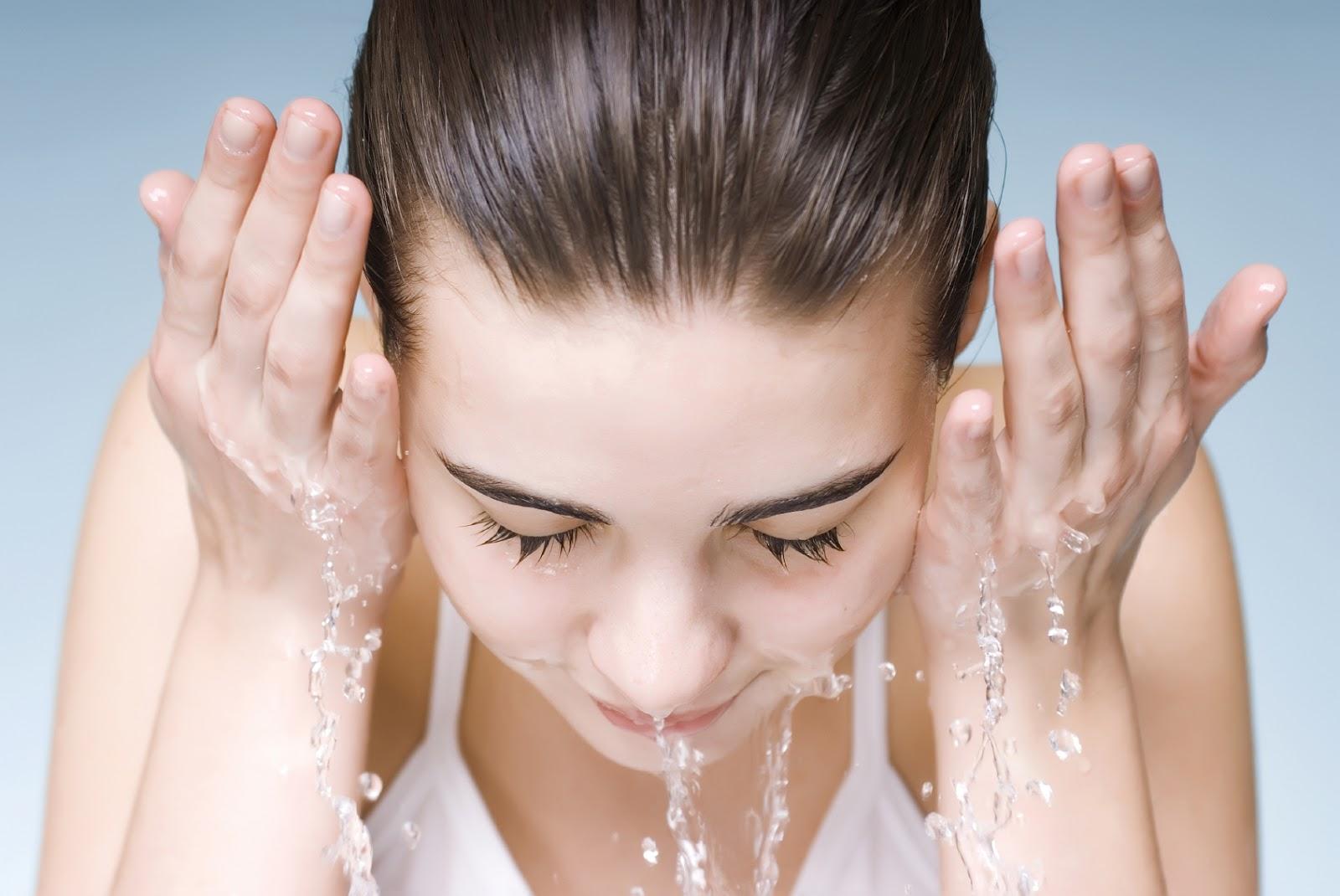 Rửa mặt thường xuyên cho da để loại bỏ bụi bẩn