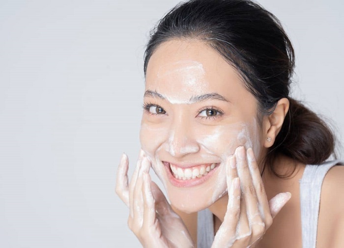 Rửa mặt bằng sữa rửa mặt chuyên dụng sẽ loại bỏ bụi bẩn tốt hơn trong quy trình skincare
