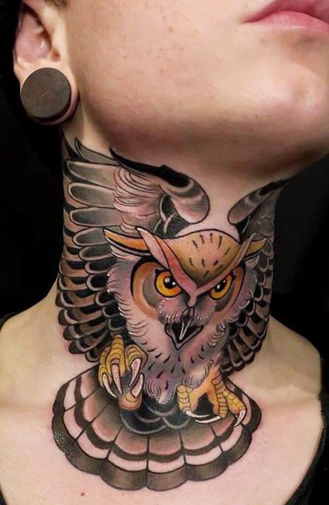 Hình xăm cú mèo mang đậm dấu ấn nghệ thuật tattoo ngay trên cổ 