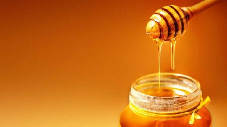 Sử dụng mật ong là một cách điều trị chứng lở miệng cho trẻ em an toàn.