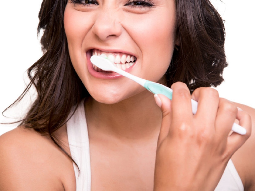 Đánh răng quá mạnh là một trong những nguyên nhân phổ biến gây chảy máu răng