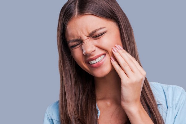 Khi mọc răng khôn thường đau nhức, gây ảnh hưởng đến quá trình ăn uống, sinh hoạt. 