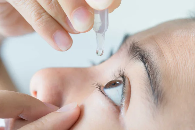 Khi dùng thuốc nhỏ mắt phải để sản phẩm các lông mi từ 3 - 4 mm