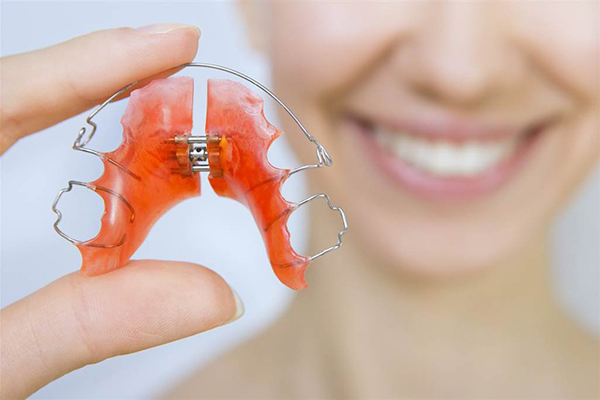 Trên thực tế, không ít người gặp phải tình trạng đeo hàm duy trì vẫn bị chạy răng