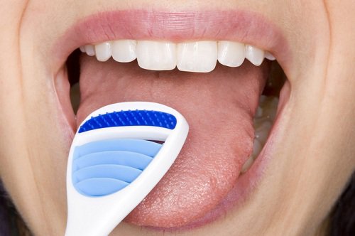 Cạo lưỡi giúp loại bỏ mảng bám, vi khuẩn và các tế bào chết trên lưỡi