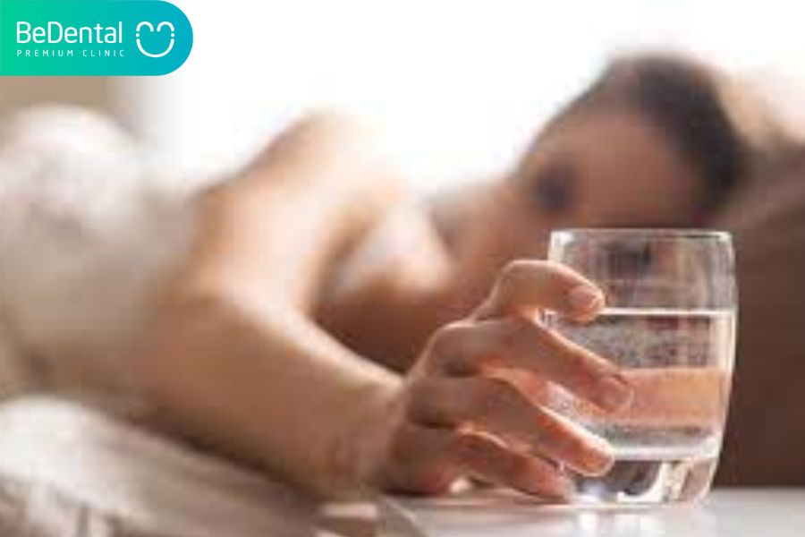 Không uống đủ nước là 1 trong cách nguyên nhân gây ra bệnh mụn đầu đen