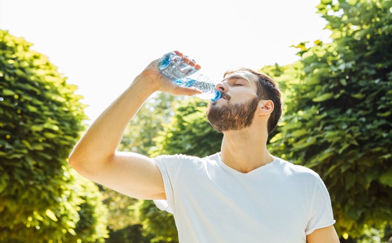 Nên uống nhiều nước hơn để chữa đau dạ dày