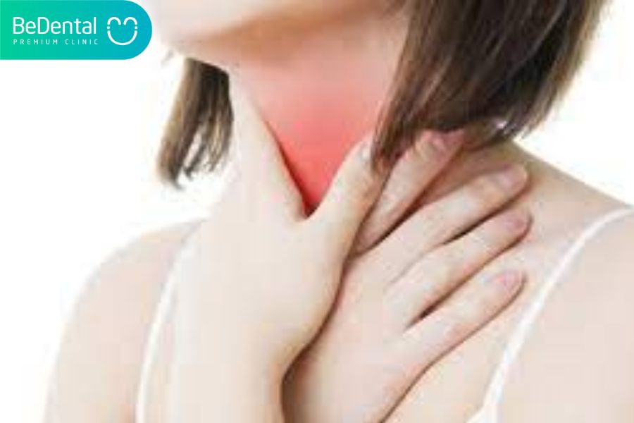 Đau họng là 1 trong các triệu chứng của cả ung thư lưỡi và miệng