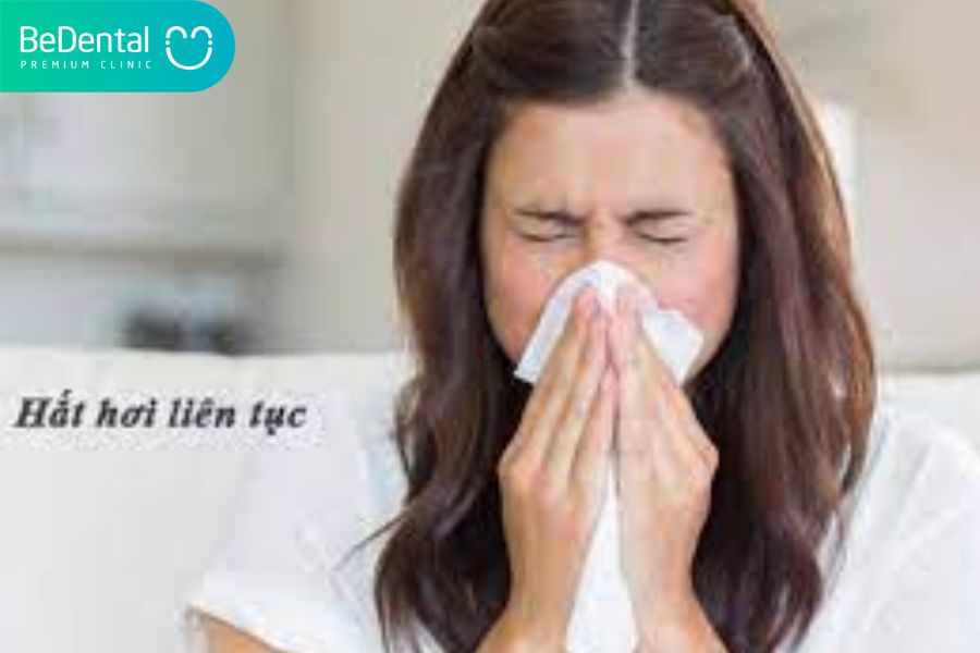hắt hơi liên tục là 1 triệu chứng của viêm mũi dị ứng