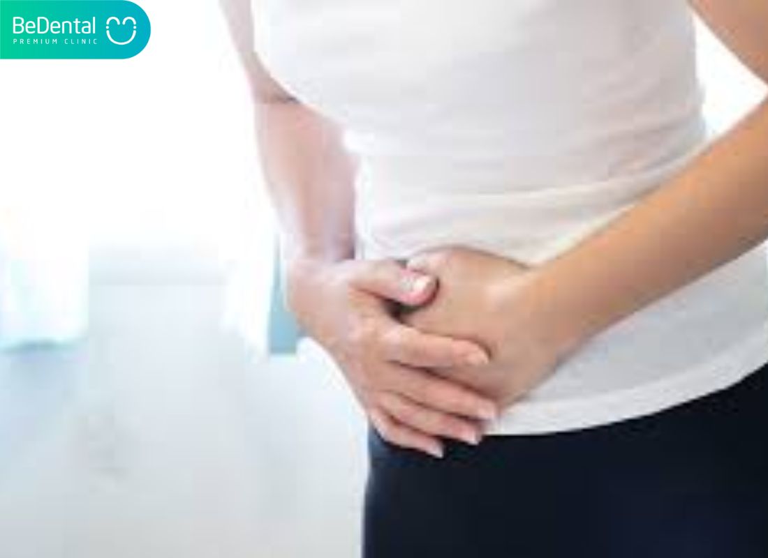 Đau bụng và đau vùng xương chậu là 1 trong những dấu hiệu của rụng trứng