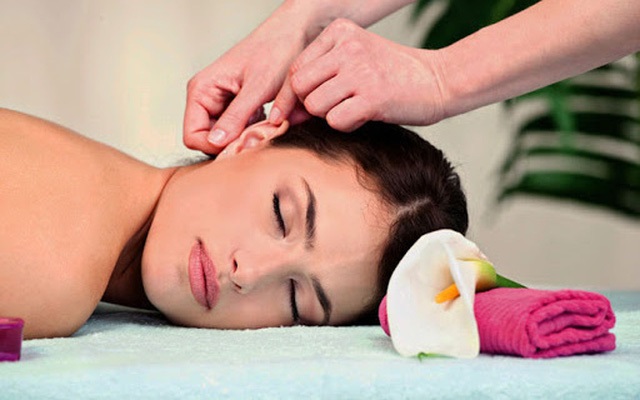 massage vùng tai