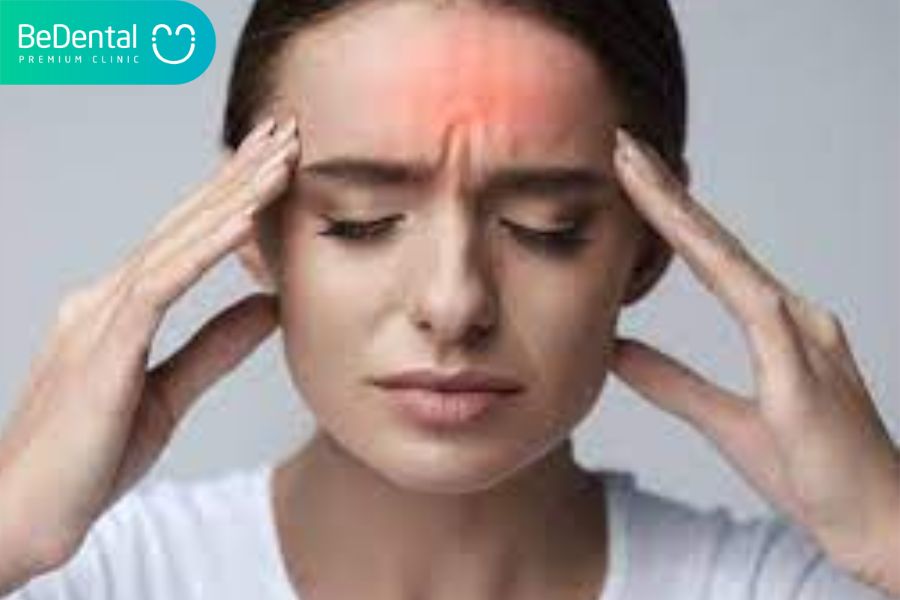 Nhức đầu là 1 trong các triệu chứng của viễn thị