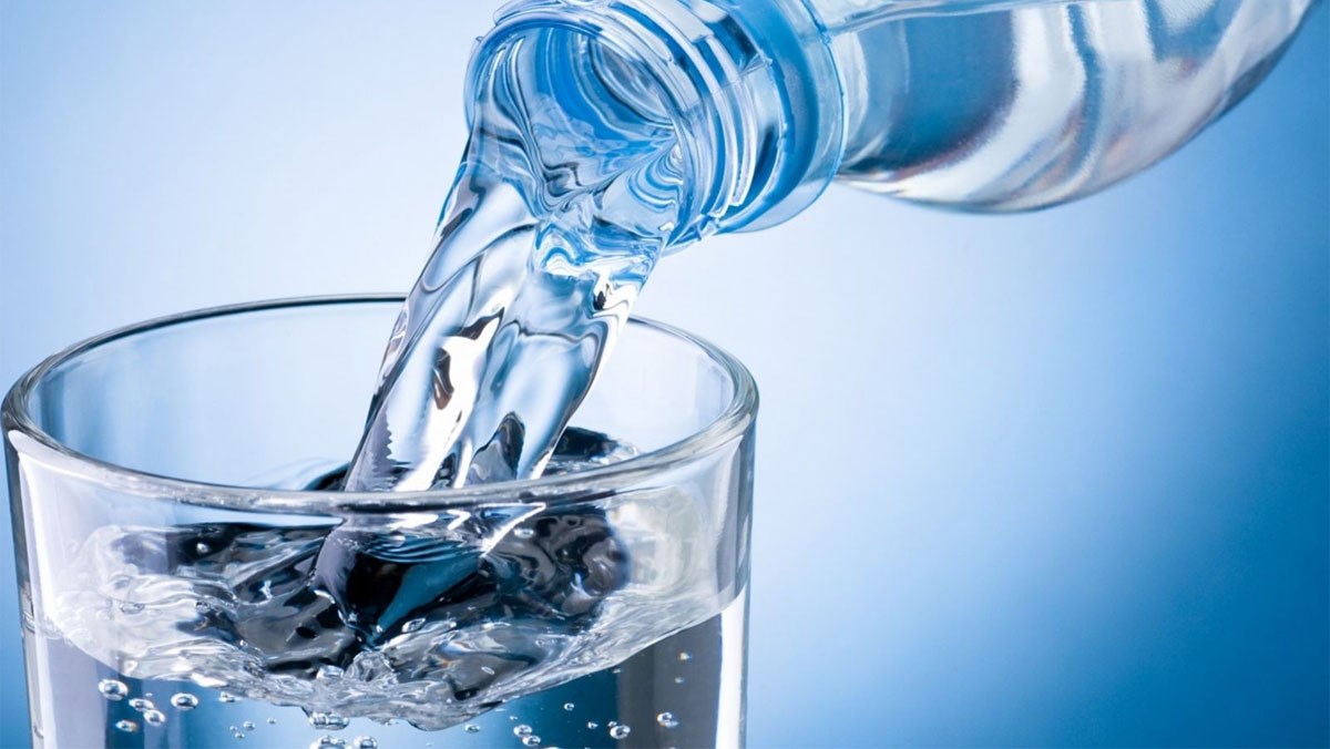  Uống đủ 1,5-2 lít nước mỗi ngày để hạn chế nguy cơ suy thận 