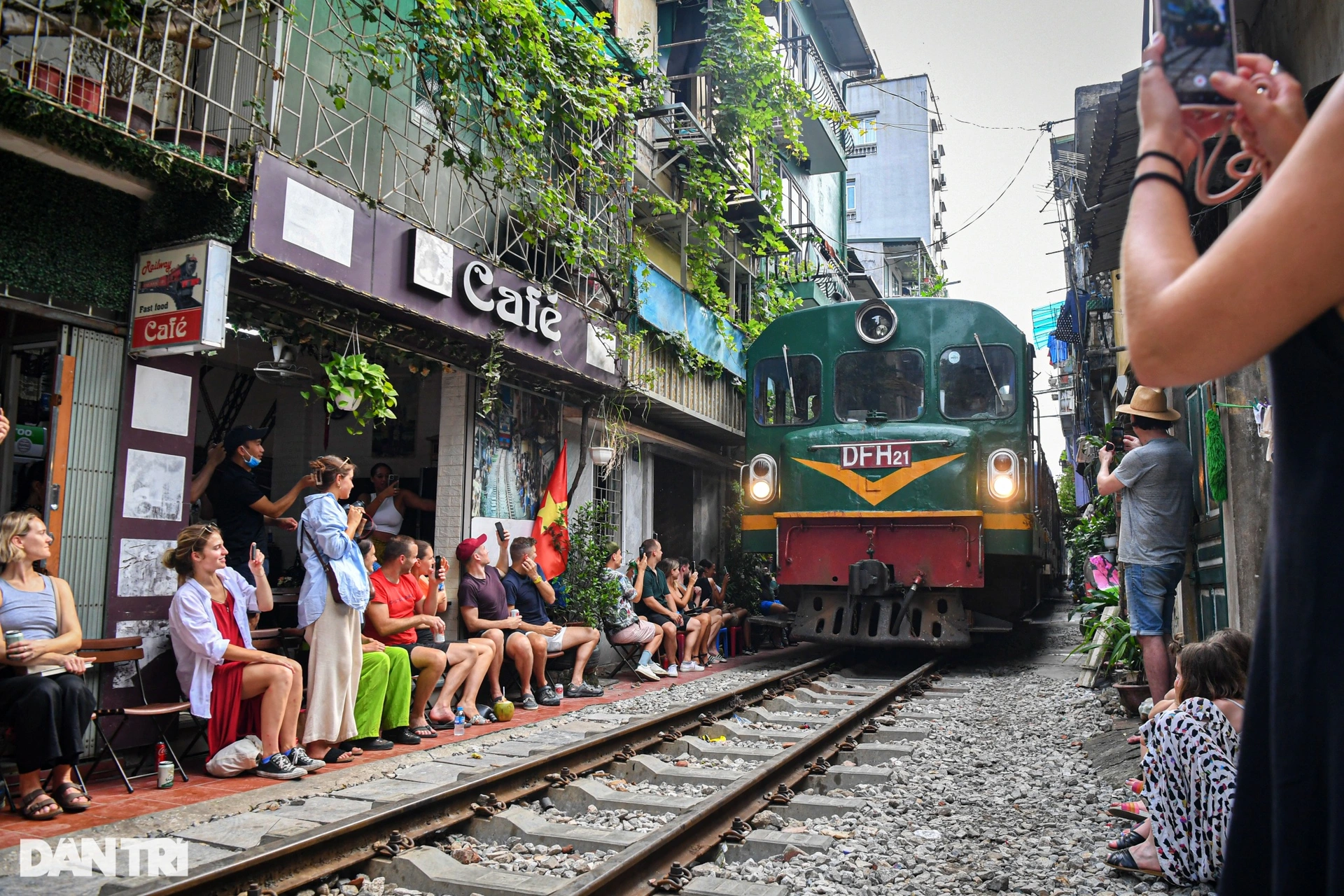 7 Hidden Gems in Hanoi - Train Street