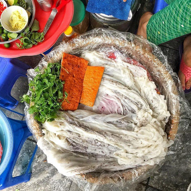 Top 15 must-try foods in Hanoi - Banh cuon Thanh Tri