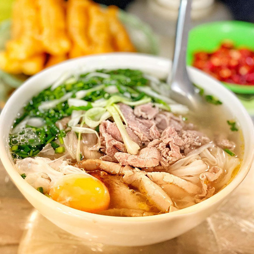 Top 20 must-try dishes in Ho Chi Minh City: Pho - Vietnamese rice noodle soup with beef broth