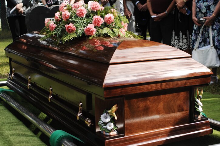 casket vs coffiin burial