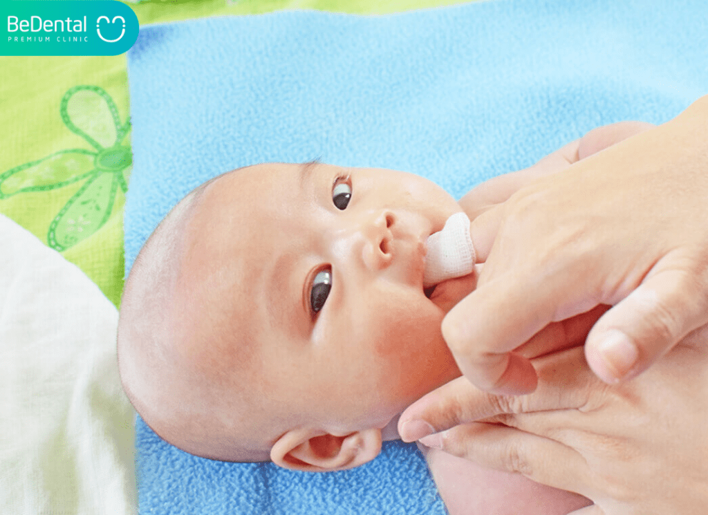 Hướng Dẫn Cách Rơ Lưỡi Cho Trẻ Sơ Sinh An Toàn, Khoa Học Và Hiệu Quả 4 Cach ro luoi cho tre so sinh