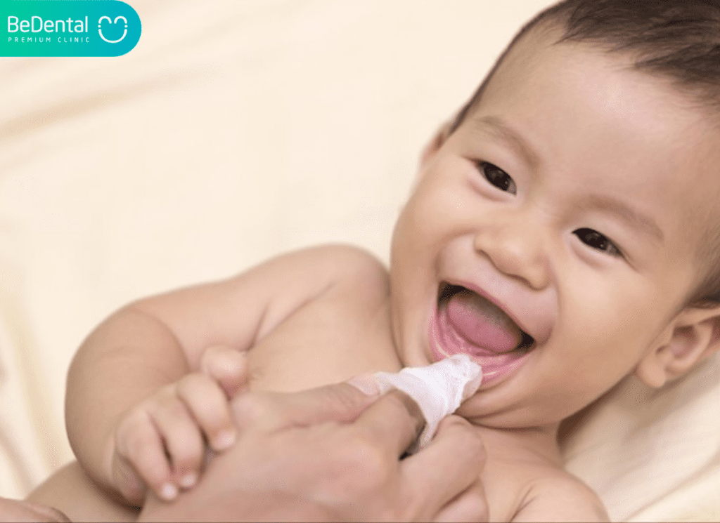 Hướng Dẫn Cách Rơ Lưỡi Cho Trẻ Sơ Sinh An Toàn, Khoa Học Và Hiệu Quả 2 cách rơ lưỡi cho trẻ sơ sinh