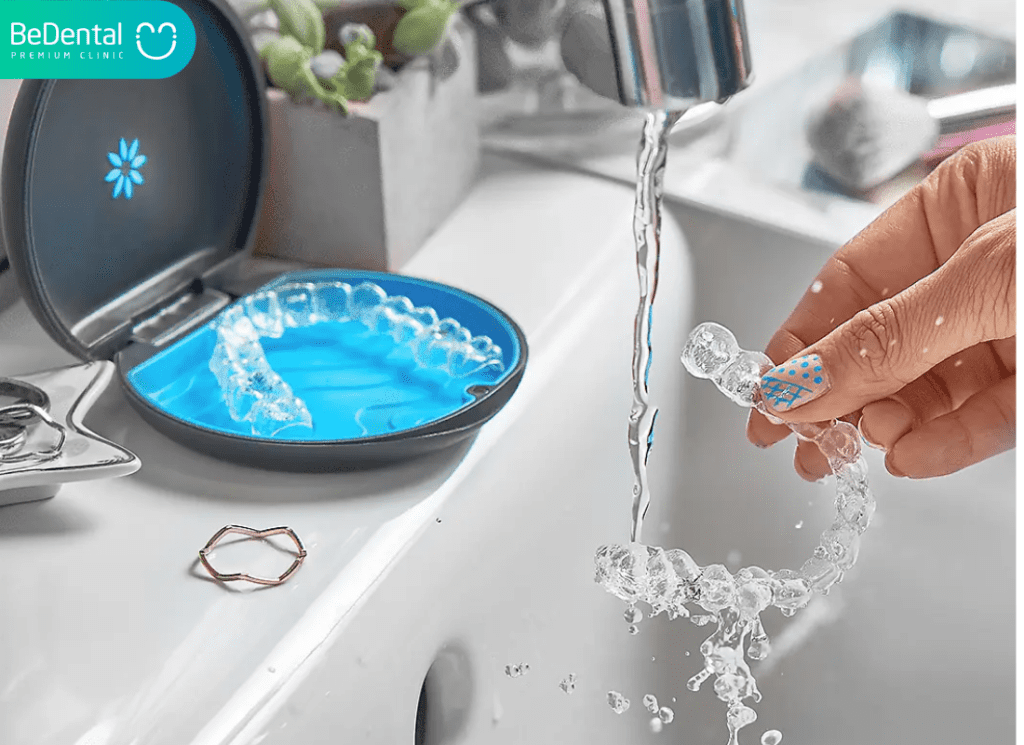 Niềng răng trong suốt có đau không? 4 Ve sinh khay khong dung cach