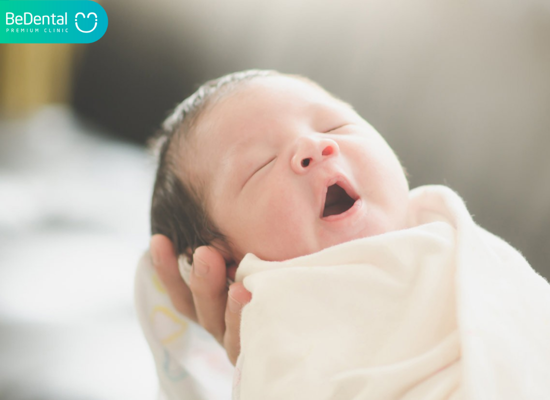 Trẻ mọc răng nào trước? Thứ tự mọc răng sữa chuẩn cha mẹ cần biết 4 Bé mọc răng nanh hàm trên trước có bình thường không?