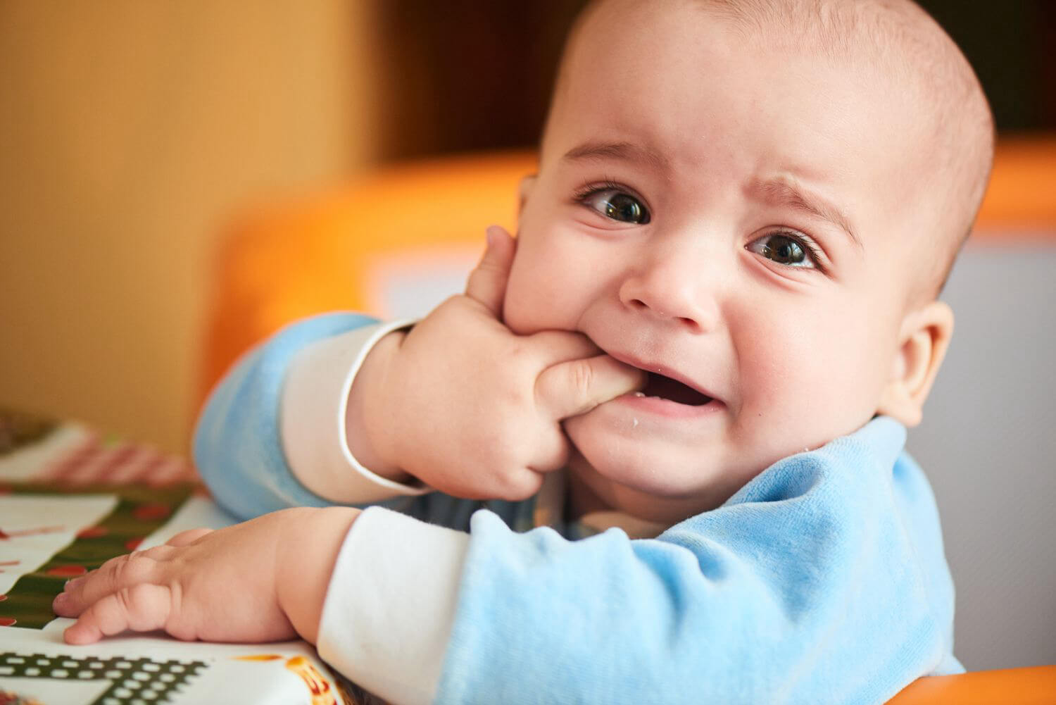 Bé sốt mọc răng: Dấu hiệu bình thường hay cảnh báo bất thường? 2 Bé sốt mọc răng